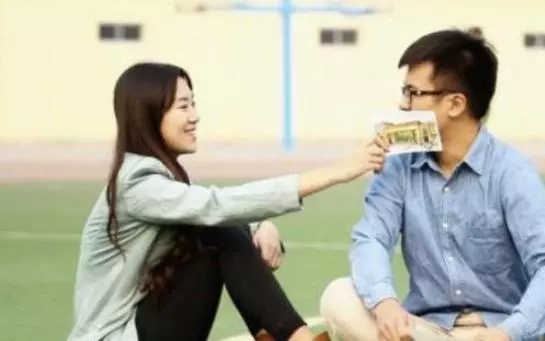 男友家給了我家八萬彩禮,在街上遇到他後,我將彩禮如數退回給他