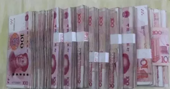 男友家給了我家八萬彩禮,在街上遇到他後,我將彩禮如數退回給他