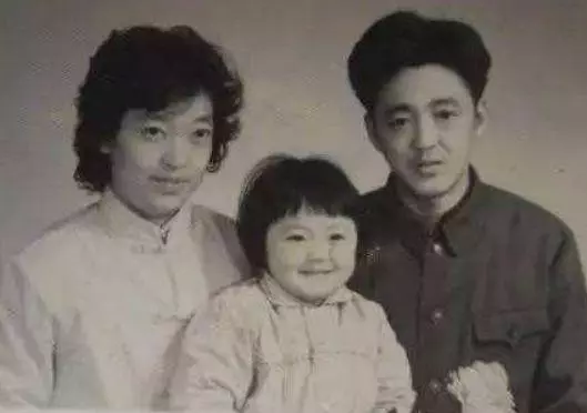 母親去世女兒返家奔喪,半夜聽到母親房中有聲音,仔細一聽卻哭了