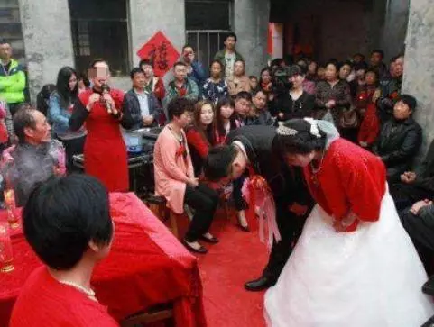 母親去世女兒返家奔喪,半夜聽到母親房中有聲音,仔細一聽卻哭了