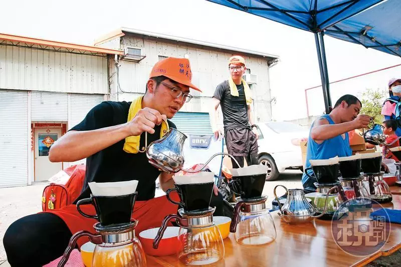 全家都媽祖救的!他擲筊做2500杯咖啡給 信眾