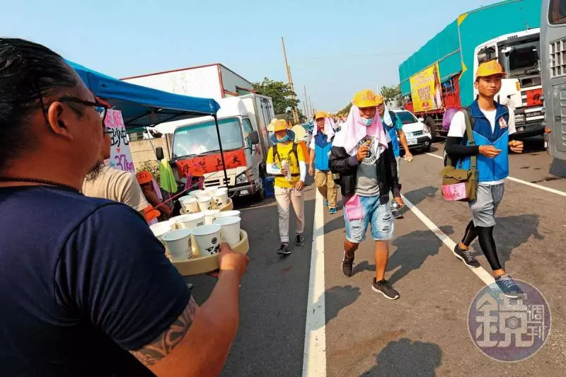 全家都媽祖救的!他擲筊做2500杯咖啡給 信眾
