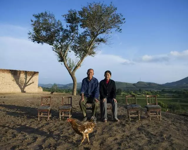 我結婚時婆婆沒給一分錢彩禮,弟弟結婚她塞我張卡,查餘額後愣了