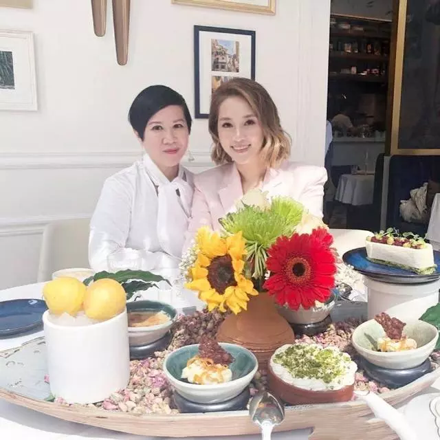 李嘉欣徐子淇出席盛宴無合照,細節暴露兩位貴婦地位有差距!