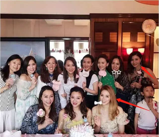 李嘉欣徐子淇出席盛宴無合照,細節暴露兩位貴婦地位有差距!
