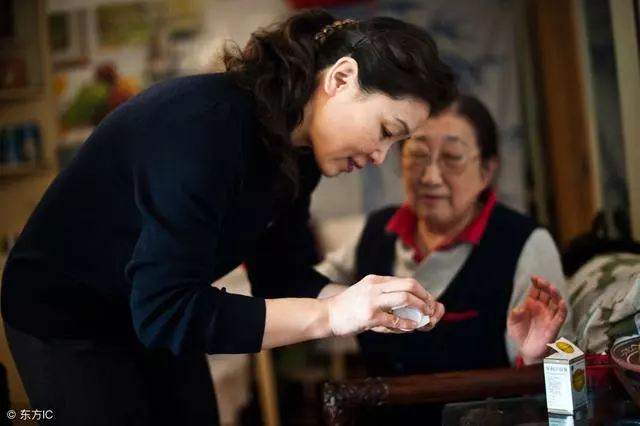 媳婦照顧婆婆三年,小姑不管不問,無意聽到婆婆打電話,兒媳怒了