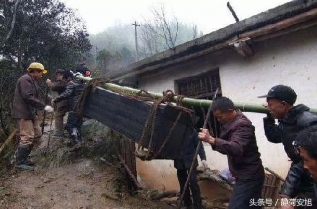 母親下葬,一名男子攔路死活不讓過,原來他救了所有人的命