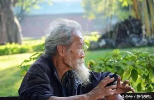 拾荒老人想兒子,兒子假裝不認識,公司老闆跑來喊聲了「爸爸」!