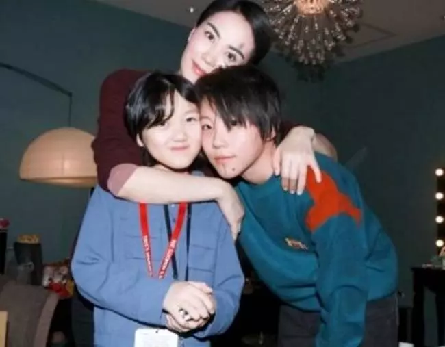 李亞鵬深夜發文宣布噩耗,王菲卻無任何回應,所以網友們表示:「白養」3年
