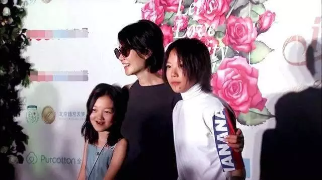 李亞鵬深夜發文宣布噩耗,王菲卻無任何回應,所以網友們表示:「白養」3年