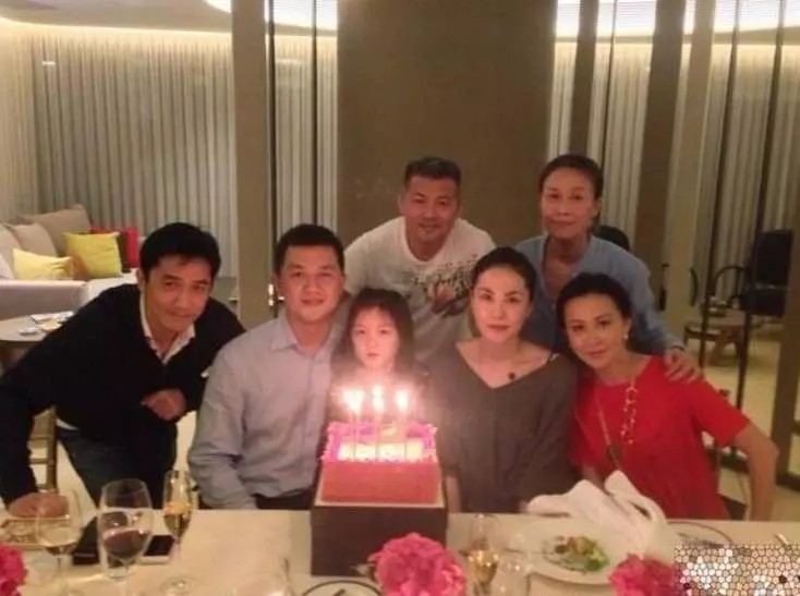 李亞鵬深夜發文宣布噩耗,王菲卻無任何回應,所以網友們表示:「白養」3年