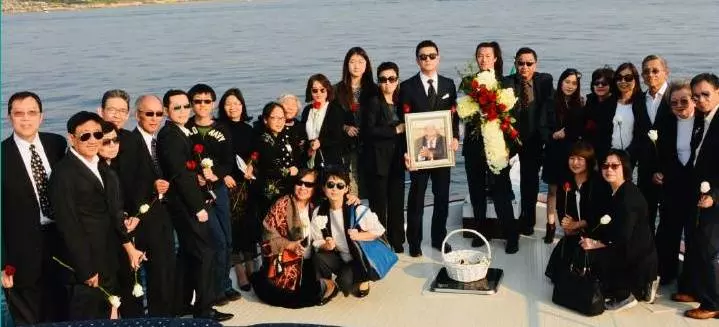 李亞鵬深夜發文宣布噩耗,王菲卻無任何回應,所以網友們表示:「白養」3年