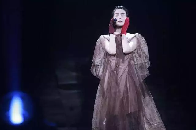 李亞鵬深夜發文宣布噩耗,王菲卻無任何回應,所以網友們表示:「白養」3年