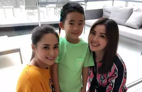 【TWINS想合照都被刁難?!】Jasper一句話婉拒合照,讓阿SA哭笑不得,網友贊爆:應采兒教得好