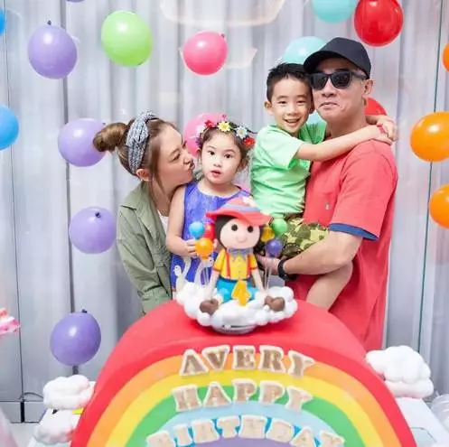 【TWINS想合照都被刁難?!】Jasper一句話婉拒合照,讓阿SA哭笑不得,網友贊爆:應采兒教得好