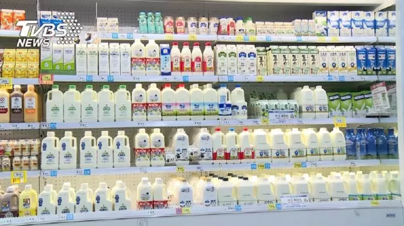 買牛奶送現金!鮮乳包裝「直接貼2枚硬幣」瞬間被搶空 廠商現身回應:「完全不知情」
