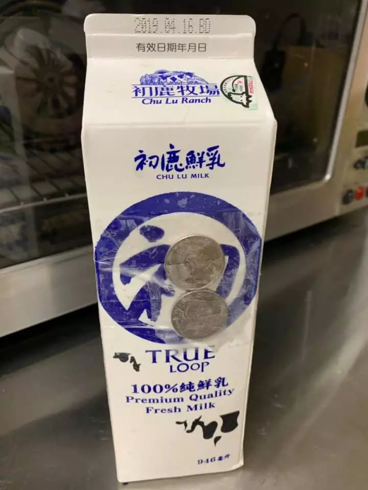 買牛奶送現金!鮮乳包裝「直接貼2枚硬幣」瞬間被搶空 廠商現身回應:「完全不知情」
