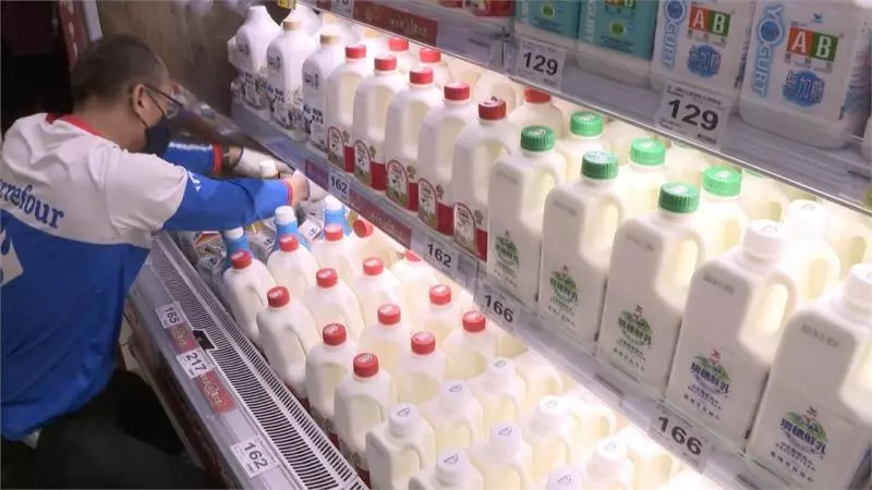 買牛奶送現金!鮮乳包裝「直接貼2枚硬幣」瞬間被搶空 廠商現身回應:「完全不知情」