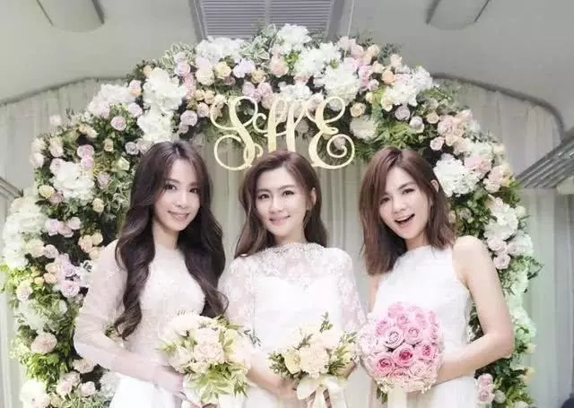 【WOW] Ella兒子2歲生日，Hebe繫著紅領巾出席，​Selina看不出明顯傷疤