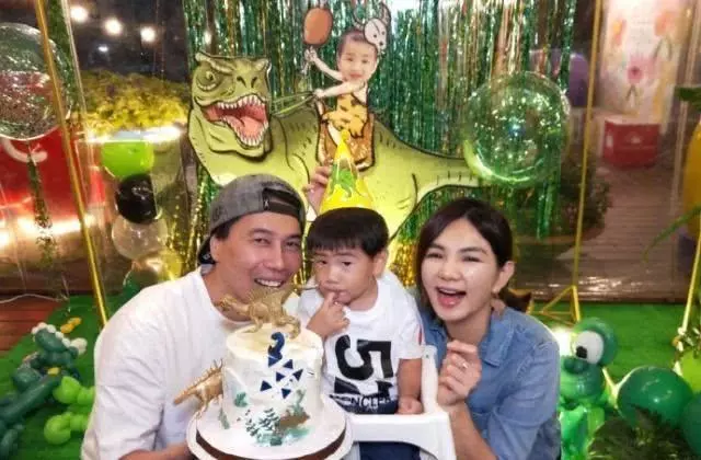【WOW] Ella兒子2歲生日，Hebe繫著紅領巾出席，​Selina看不出明顯傷疤