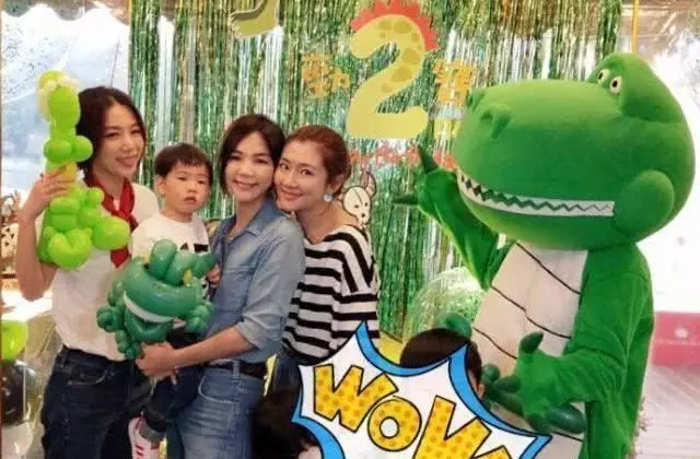 【WOW] Ella兒子2歲生日，Hebe繫著紅領巾出席，​Selina看不出明顯傷疤