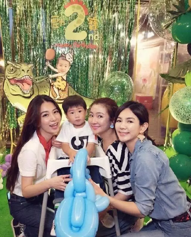 【WOW] Ella兒子2歲生日，Hebe繫著紅領巾出席，​Selina看不出明顯傷疤