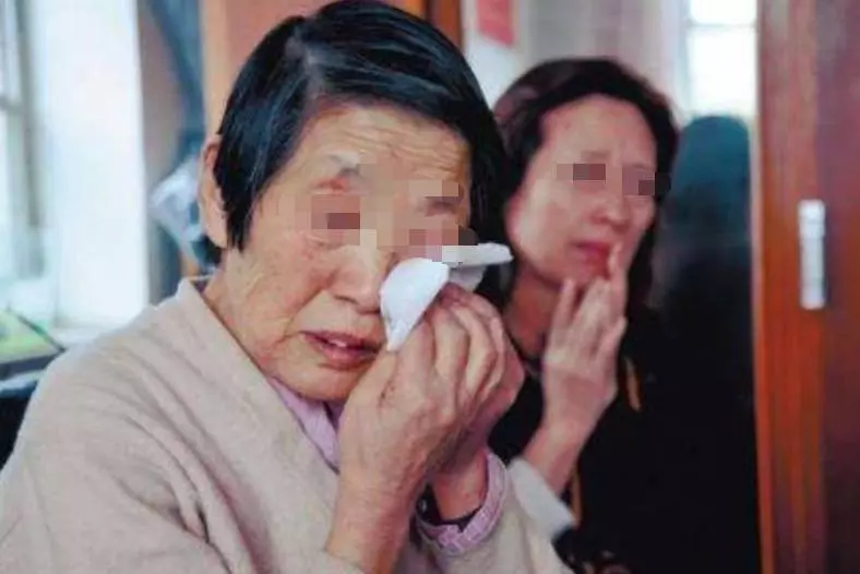 婚房被嫂子就霸佔,房產證被她撕掉,一年後她跪下求我拿走婚房