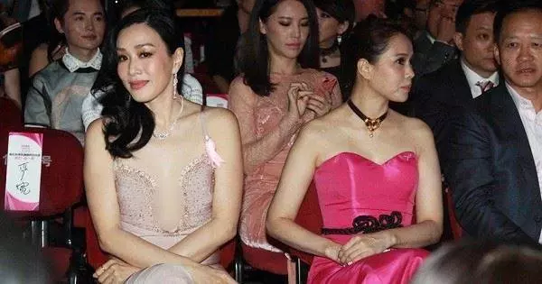 47歲鍾麗緹和48歲伊能靜一起出席活動,大家注意力卻放在2、3張
