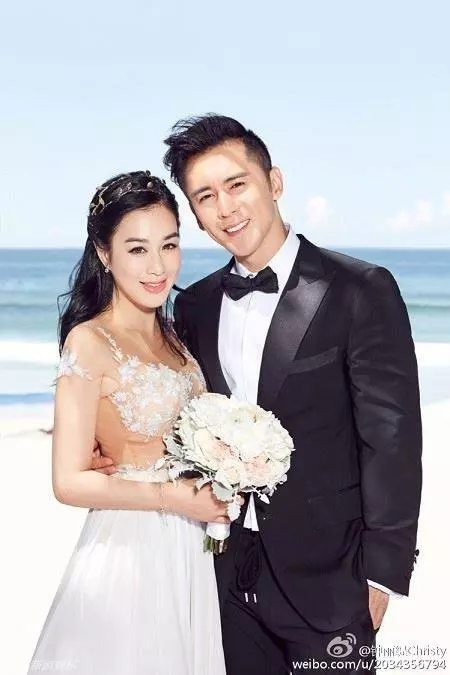 47歲鍾麗緹和48歲伊能靜一起出席活動,大家注意力卻放在2、3張