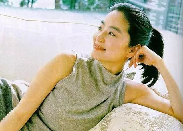 47歲鍾麗緹和48歲伊能靜一起出席活動,大家注意力卻放在2、3張