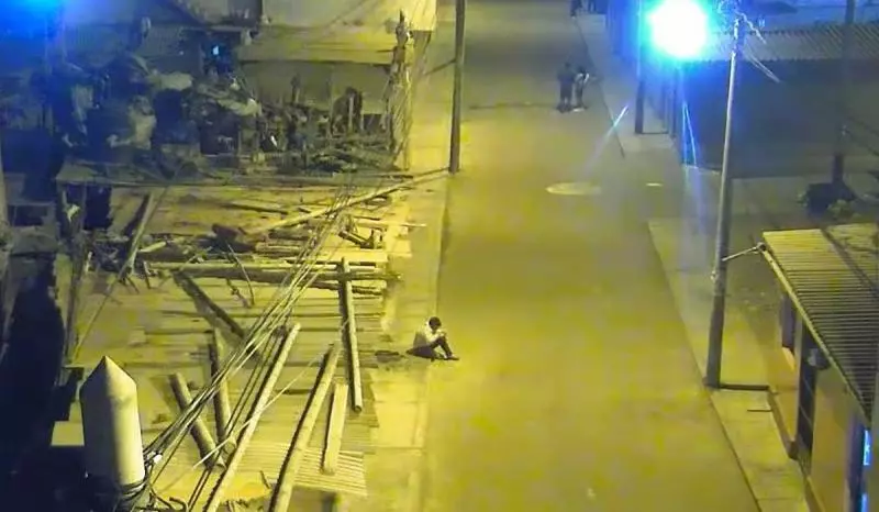 家裡窮到沒電燈! 12歲貧童「路燈下寫作業」立志:要做正確的事
