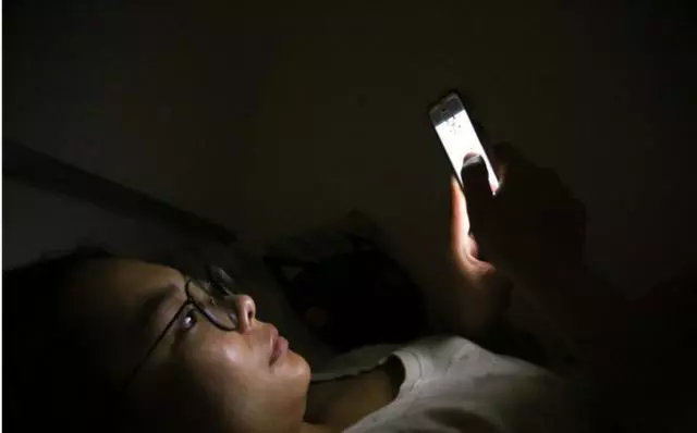 睡前愛玩手機者,面部出現4種異常,醫生:八成肝出問題,早做檢查