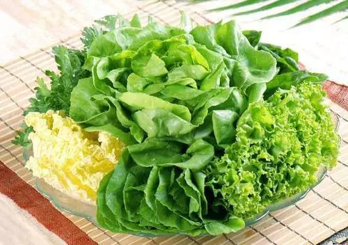 睡前愛玩手機者,面部出現4種異常,醫生:八成肝出問題,早做檢查
