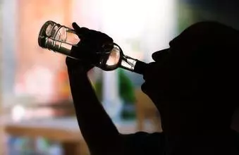 睡前愛玩手機者,面部出現4種異常,醫生:八成肝出問題,早做檢查