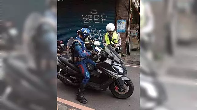 2員警攔查「美國隊長」笑場 網虧:在要簽名啦!