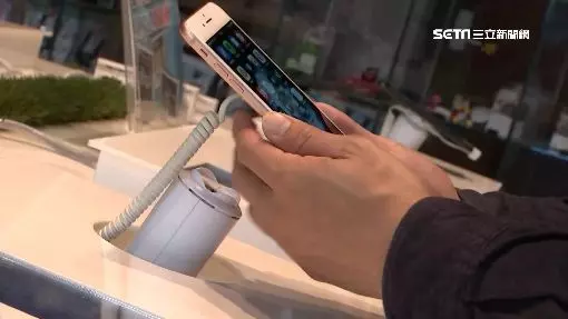 嫌手機貴飆X你娘!男改問iPhone 工讀生神回被讚爆