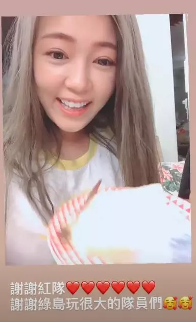 【生日被做一Wok?!】丫頭上節目泳衣「胸前布被剪開一洞一洞」, 若隱若現的身材讓網友驚呆了!