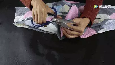 舊枕頭套剪一個小孔,放在衣櫃裡,幫你省下不少錢!