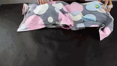 舊枕頭套剪一個小孔,放在衣櫃裡,幫你省下不少錢!