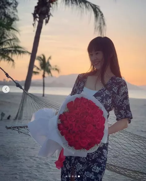 林明禎和53歲媽媽穿同款裙!阿姨的少女身材,好惹火~