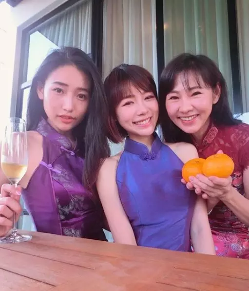 林明禎和53歲媽媽穿同款裙!阿姨的少女身材,好惹火~