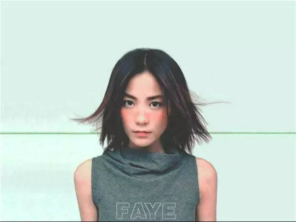王菲的「唇顎裂女兒」11歲了!自信破表、漂亮樣貌,真的完全不輸當年的王菲