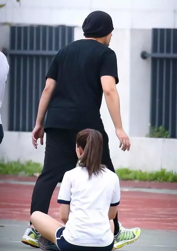 周杰倫指導昆凌拍戲,昆凌運動裝很吸睛,可我卻被男主帥了一臉!