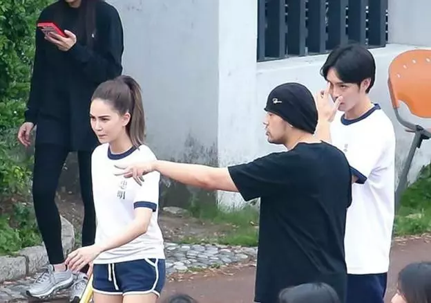 周杰倫指導昆凌拍戲,昆凌運動裝很吸睛,可我卻被男主帥了一臉!