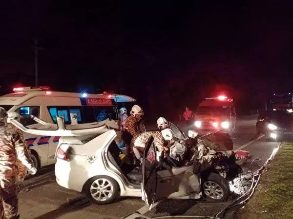 轎車駛入逆向車道 撞貨卡 2女喪命