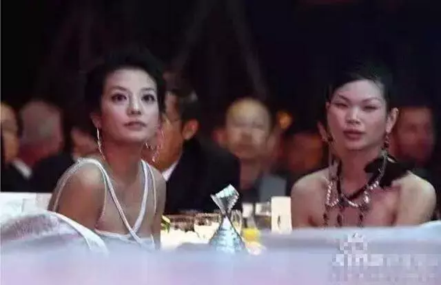 佘詩曼黎姿罕見同框照,張柏芝臉小一大圈,旁邊胡杏兒完全認不出