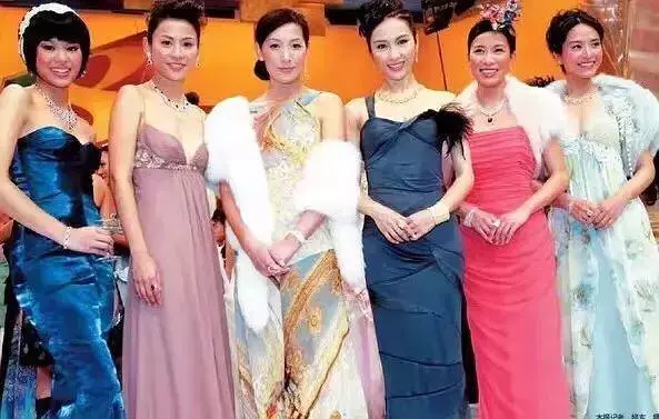 佘詩曼黎姿罕見同框照,張柏芝臉小一大圈,旁邊胡杏兒完全認不出