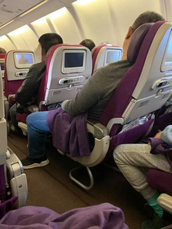 中國男子飛機上做這種事,警察也拿他沒辦法,大馬網友:小心這號人物!