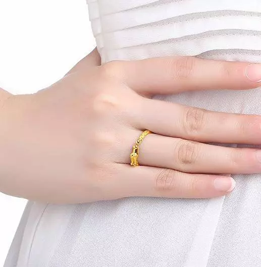女人再「窮」也要戴一個金戒指,而且要戴在左手上,裡面的講究大的很!