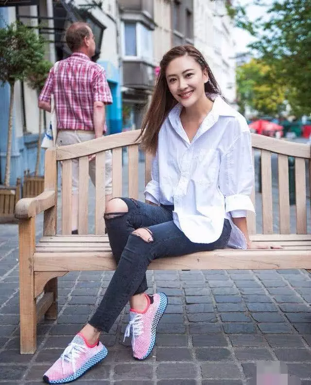 應采兒只是換個髮型,至少減齡了13歲!陳小春都不好意思帶出去